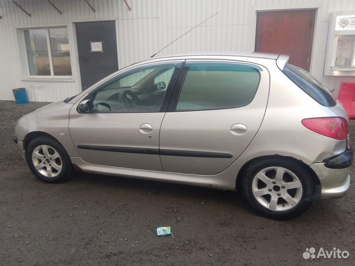 Peugeot 206 1.4 МТ, 2004, битый, 181 000 км