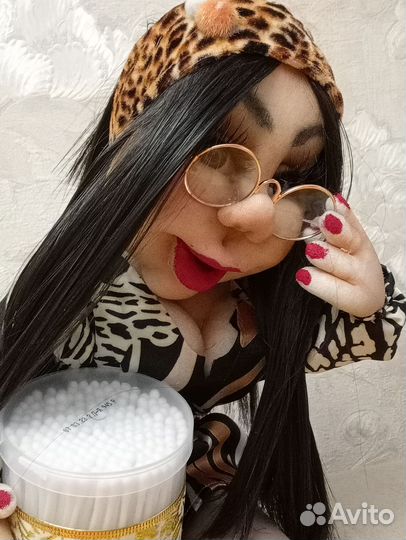 Кукла интерактивная. Держатель ватных палочек