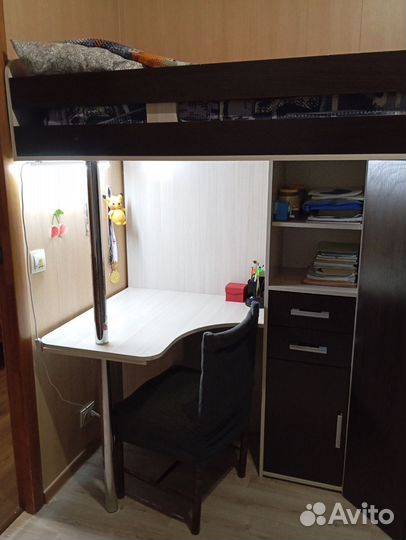 Кровать чердак со столом и гардеробом