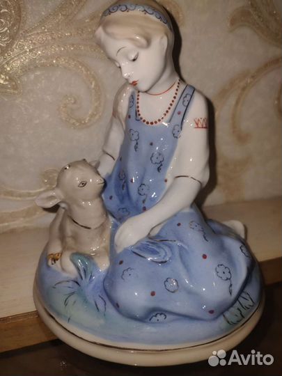 Статуэтка Аленушка с козленком