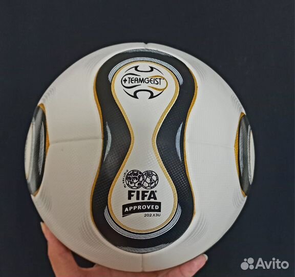 Футбольный мяч adidas teamgeist