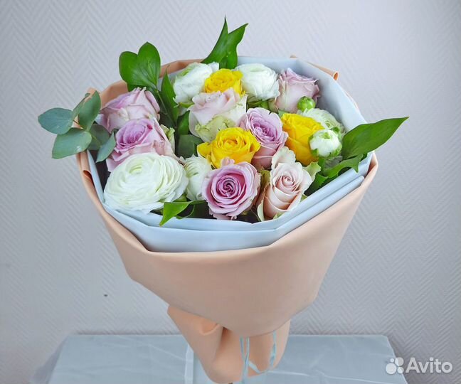 Сборный букет Ранункулюсы Розы Эвкалипт