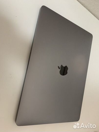 MacBook Pro 2016 touch bar 3,1ghz 8gb/512gb