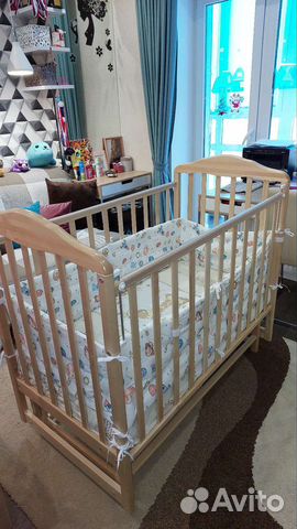 Детская кроватка с поперечным маятником