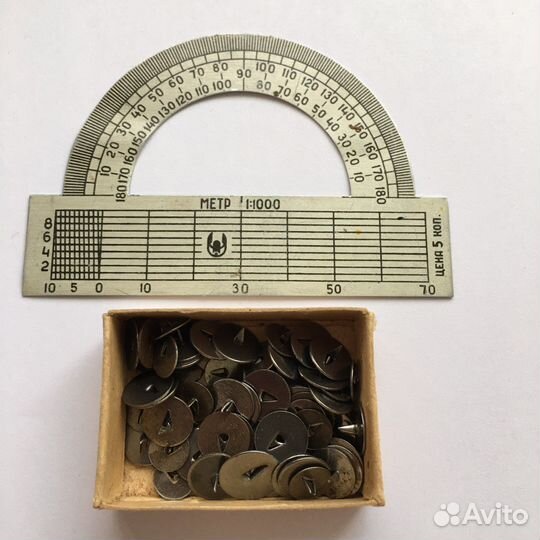 Лекалы, кнопки, булавки, транспортир