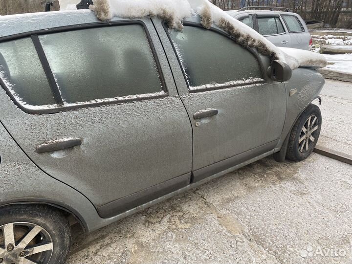 Renault Sandero 1.6 МТ, 2010, битый, 183 000 км