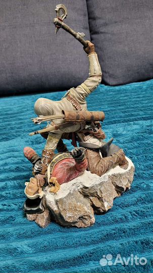 Разные фигурки из видеоигр (assassin's creed и др