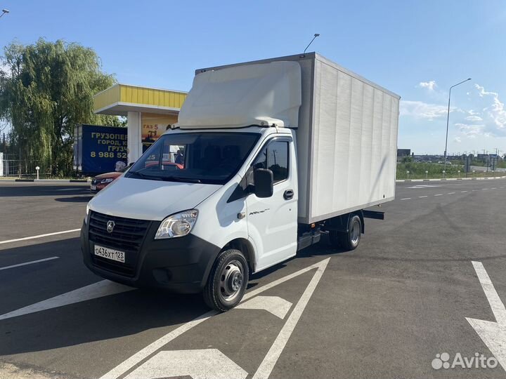 Водитель экспедитор со своим грузовым авто