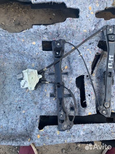 Стеклоподъемник передний Skoda Rapid 1