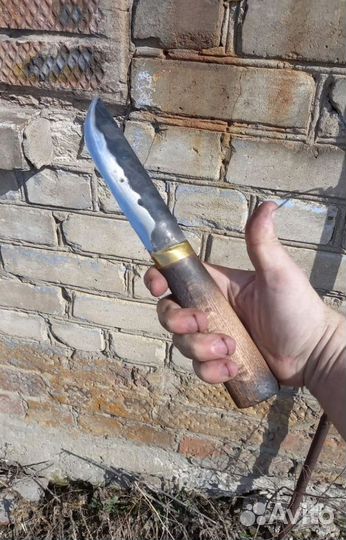 Нож охотничий заточку держит