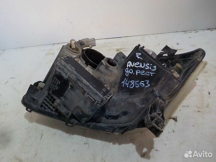 Фара правая Toyota Avensis