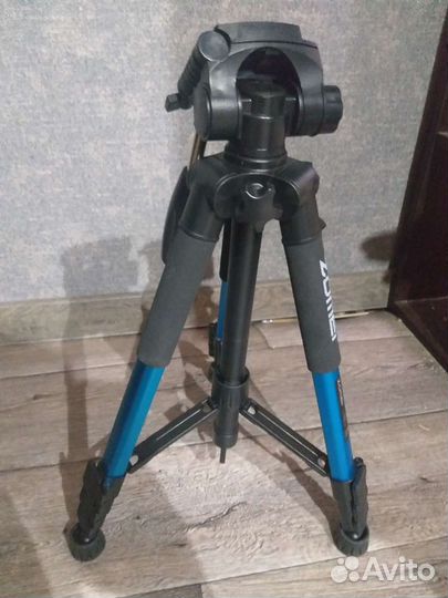 Штатив для видеокамеры