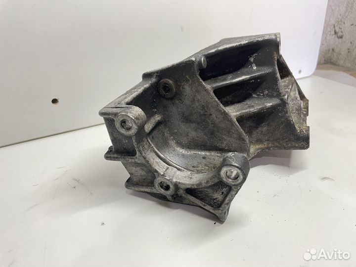 Кронштейн насоса гур VW Transporter T4 2.5 AET