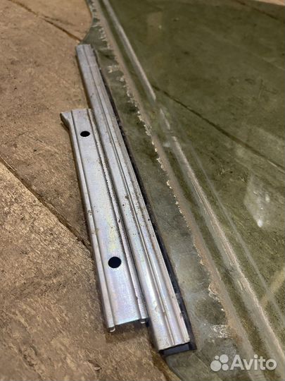 Стекло дверное заднее левое Toyota Rav 4 30