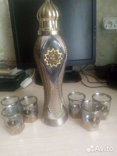 Набор подарочный в коробке новый: штоф и шесть сто