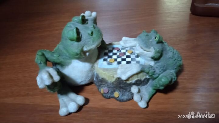 Сувенир с лягушками