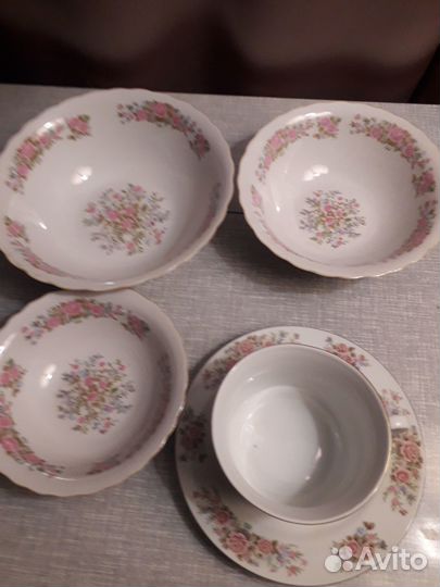 Фарфоровые салатники и чашка с тарелкой