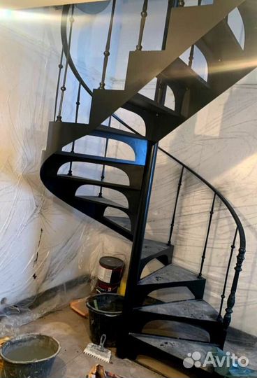 Лестница с забежными ступенями в коттедж