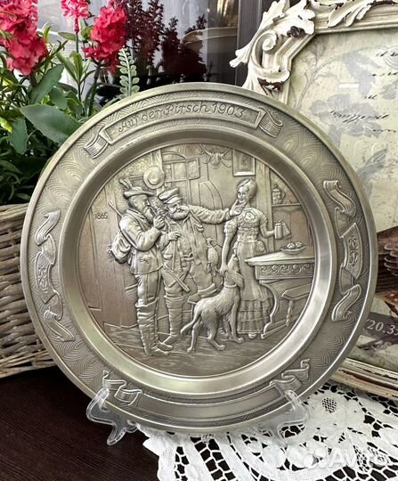 Настенная оловянная тарелка