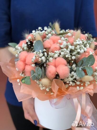 Куробка с сухоцветами и цветами