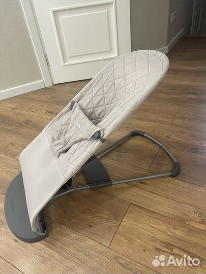 Шезлонг babybjorn с игрушкой