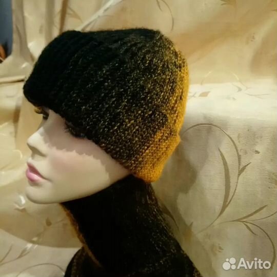 Вязаная женская шапка и манишка