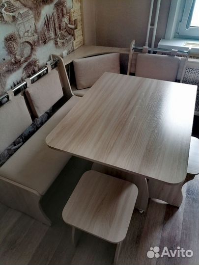Кухонный уголок со столом