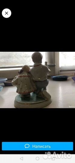 Фарфоровая статуэтка Дети кормят голубей