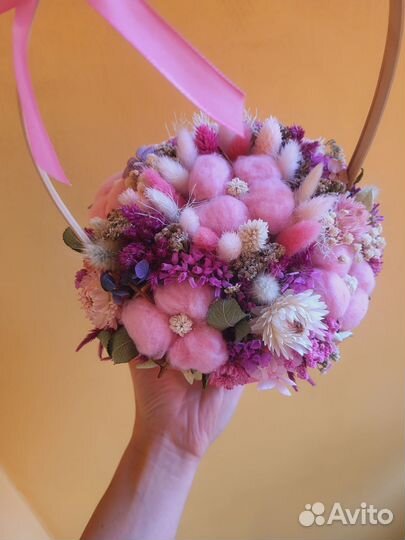 Букет из сухоцветов в корзинке