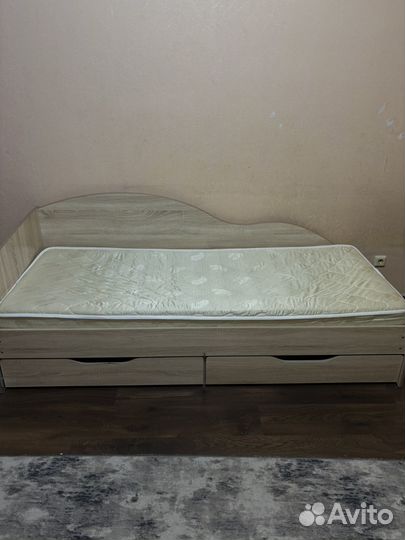 Кровать с матрасом