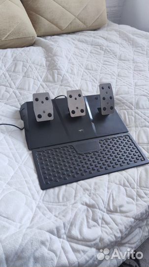 Игровой руль с педалями