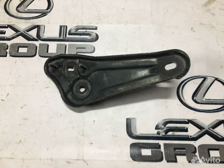 Крепление балки подвески заднее правое Lexus Es250