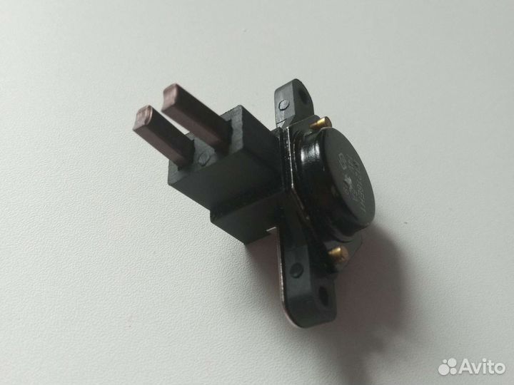 Регулятор напряжения,Щётка генератора, (шоколадка)