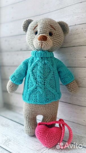 Вязаная игрушка ручной работы.Мишка несущий любовь