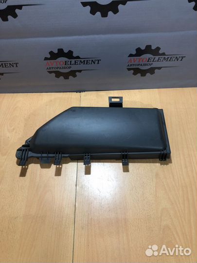 Крышка правого салонного фильтра BMW e60