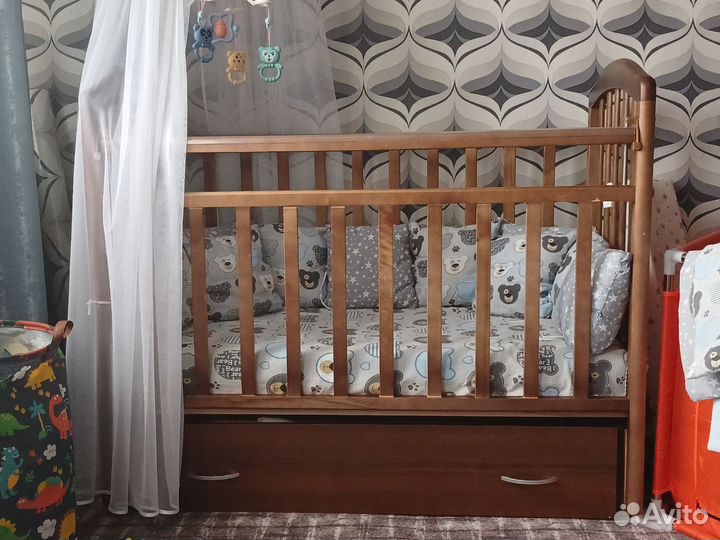 Продам детскую кроватку маятник с комодом