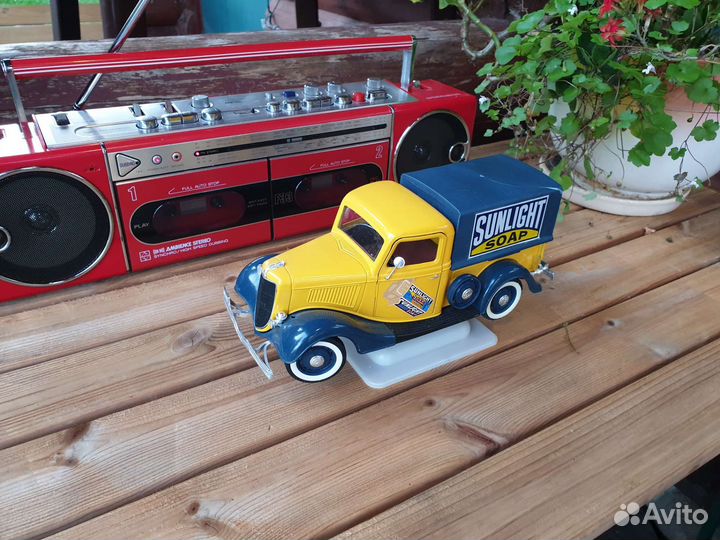 Ford V8 Echelle 1/19 Solido