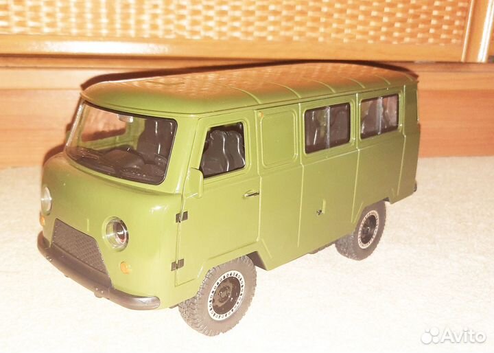 Машинка УАЗ Буханка 24 см, масштаб 1:18