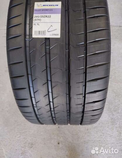 Michelin Pilot Sport 4 S 255/30 R22 и 295/25 R22 97Y