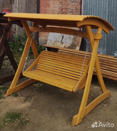 Качель садовая с крышей 