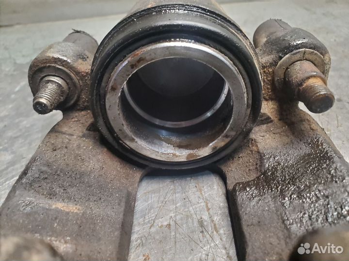 Ford Focus 1 Суппорт передний левый