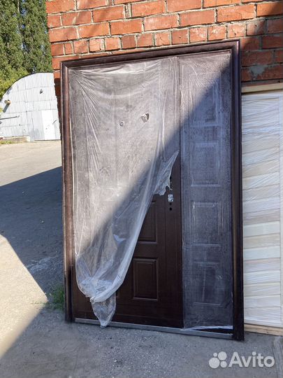 Дверь входная двухстворчатая