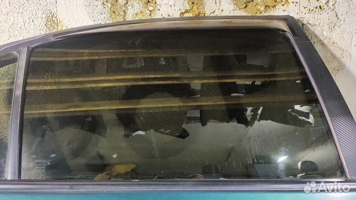 Стекло задней левой двери Toyota Avensis (T220) I