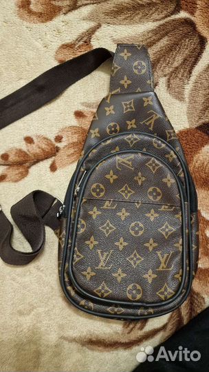 Бананка через плечо LV