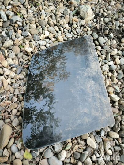 Mazda premacy 2003 стекло правон глухое заднее