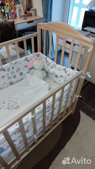 Детская кроватка с поперечным маятником