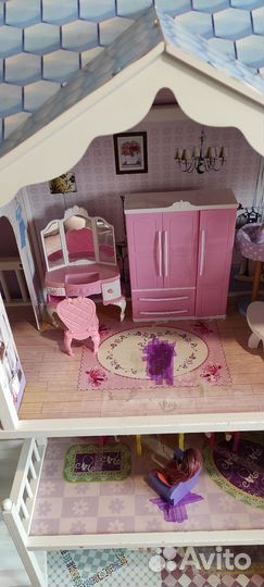 Большой кукольный домик с мебелью