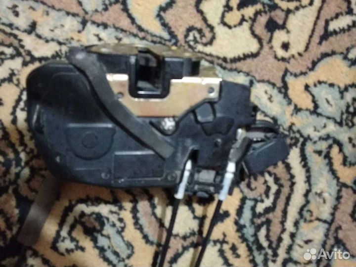 Замок двери задний правый Ниссан ноут