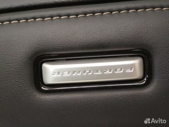 Бардачок передний Toyota Fortuner 2 2017