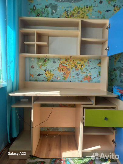 Компьютерный стол и книжный шкаф